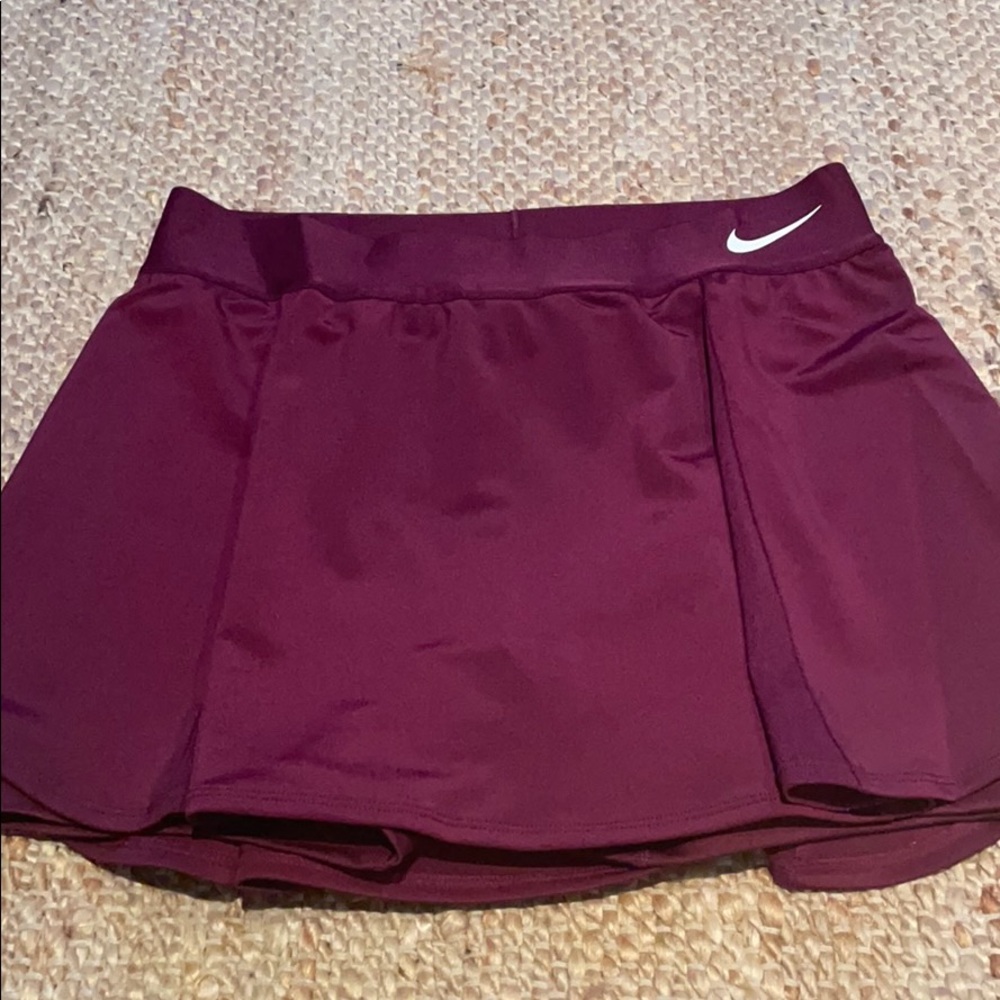 Nike small pleat w/elastic band maroon